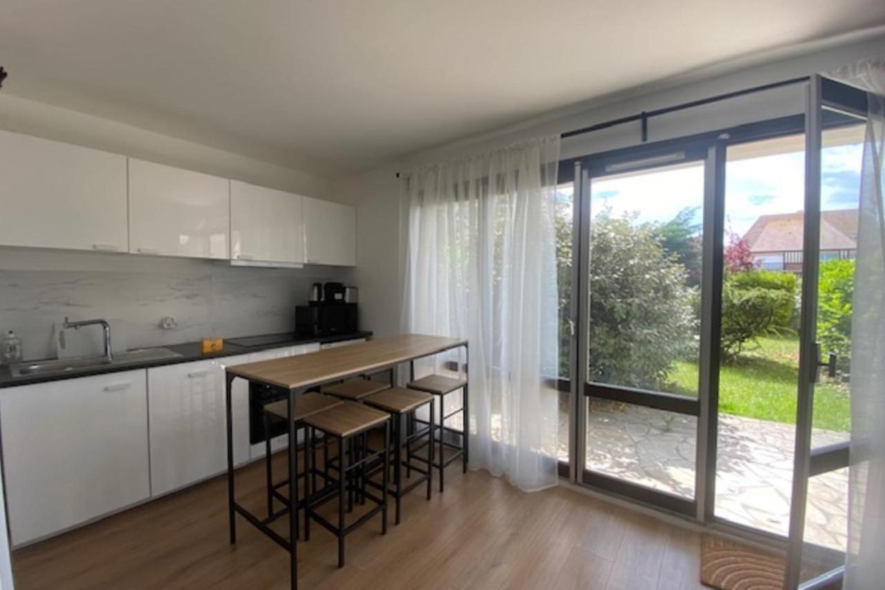Beautiful Flat For 4 Very Closed To The Beach Cabourg Exterior foto